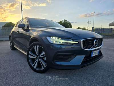 Volvo V60 Cross Country V60 II 2019 Cross Country 2.0 b4 Business Pro Line Blu/Azzurro usata Monte San Vito