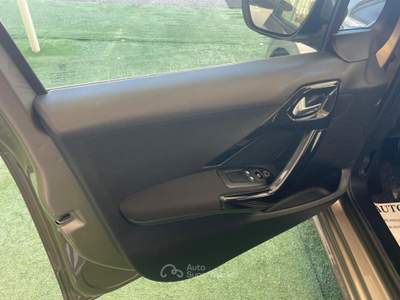 Peugeot 208 1.2 BENZINA 82CV Oro usata Giugliano