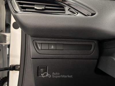 Peugeot 208 Active 1.2 VTi 82cv NEOP. SOLO 54.000 KM Bianco usata Galbiate