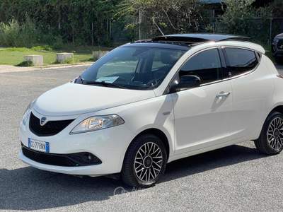 Lancia Ypsilon 1.0 HYBRID 5P Gold TETTO APRIBILE BIANCO PERLA Bianco usata Fiumicino