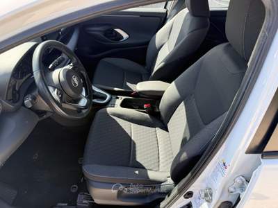 Toyota Yaris 1.5 92cv Hybrid Business N1 Bianco usata Rocca Priora