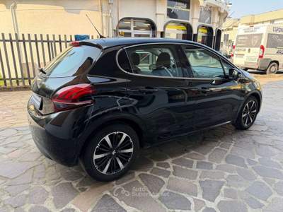 Peugeot 208 5p 1.2 puretech Allure s&s UNICO PROPRIETARIO OK NEOPATENTATI Nero usata Cesano Maderno