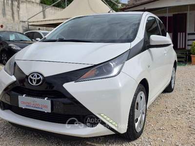 Toyota Aygo 1.0 VVT-i 69 CV 5 porte x-play Bianco usata Napoli