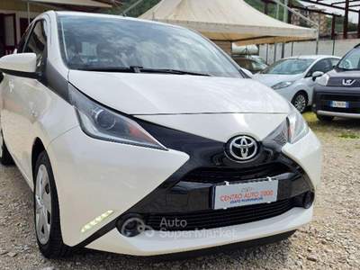 Toyota Aygo 1.0 VVT-i 69 CV 5 porte x-play Bianco usata Napoli