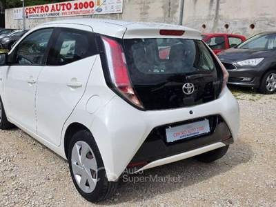 Toyota Aygo 1.0 VVT-i 69 CV 5 porte x-play Bianco usata Napoli