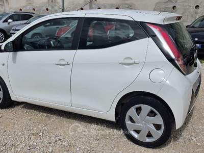 Toyota Aygo 1.0 VVT-i 69 CV 5 porte x-play Bianco usata Napoli