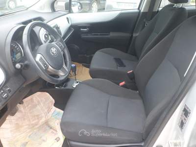 Toyota Yaris 5 porte Lounge Più Argento usata San Michele Salentino