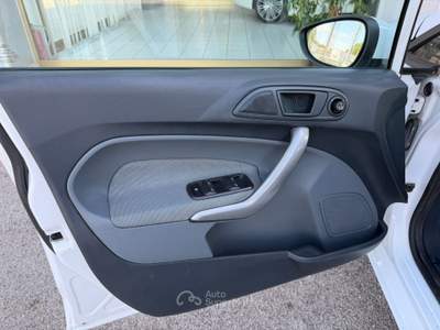 Ford Fiesta 5 porte Titanium  NEOPATENTATI Bianco usata Rovigo