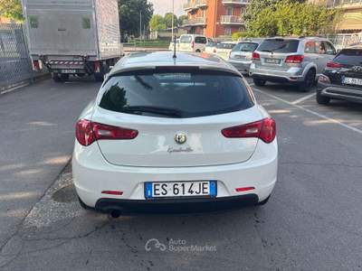 Alfa Romeo Giulietta 1.6 jtdm(2) Distinctive NEOPATENTATI Bianco usata Treviglio