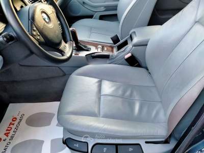 BMW Serie 5 528i 528 i E39 ATTIVA 193CV TARGA ORIGINALE/PELLE/TETTO/AUT Grigio usata Rubano