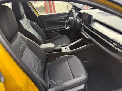 Jeep Avenger 100 CV MHEV Altitude Km 0 Giallo usata Dugenta