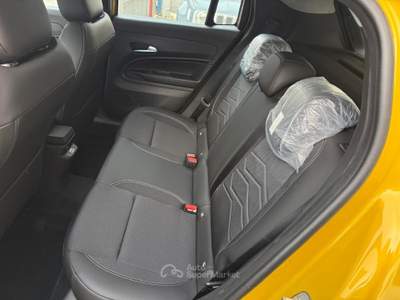 Jeep Avenger 100 CV MHEV Altitude Km 0 Giallo usata Dugenta