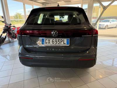 Volkswagen Tiguan Tiguan III 2024 2.0 tdi Life 150cv dsg Grigio usata Foligno