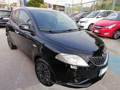Lancia Ypsilon 1.0 FIREFLY 5porte S&S HYBRID ECOCHIC GPL GOLD Nero usata Napoli