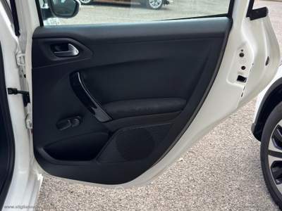 Peugeot 208 208 1.4 HDi 68 CV 5p. Business Bianco usata Bernalda