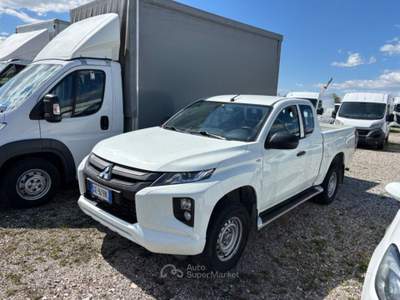 Mitsubishi L200 2.3 D Club Cab 4x4 Easy Select Invite Bianco usata Gemona del Friuli