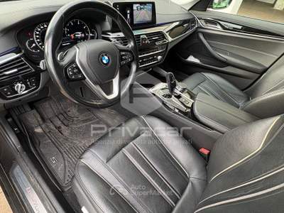 BMW Serie 5 520d BMW 520d xDrive Touring Luxury Nero usata Manerba del Garda
