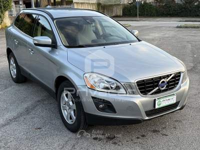 Volvo XC60 VOLVO XC60 2.4 D 163 CV AWD Geartronic Momentum Grigio usata Cuneo