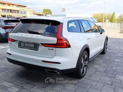 Volvo V60 Cross Country V60 II  Cross Country 2.0 b4 Core awd auto Bianco usata Pescantina
