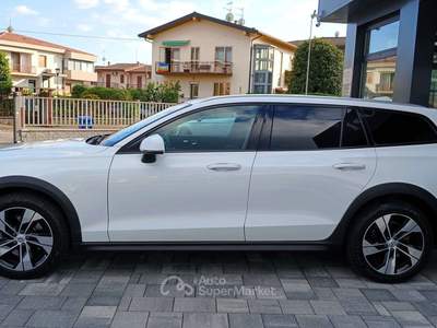 Volvo V60 Cross Country V60 II  Cross Country 2.0 b4 Core awd auto Bianco usata Pescantina