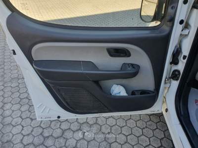 Fiat Doblò 1.9 JTD Cargo con porta laterale Bianco usata Dubino