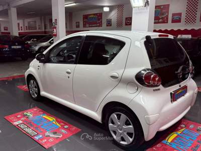 Toyota Aygo 1.0 68cv 5 porte Sol - 2011 Bianco usata Giugliano in Campania