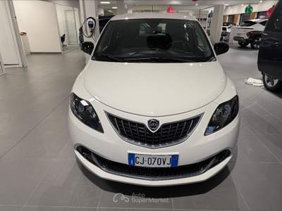 Lancia Ypsilon  - ypsilon 1.0 firefly 5 porte s&s hybrid ecochic silver Bianco usata Torino