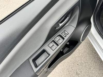 Toyota Yaris 1.5 Hybrid Active Argento usata San Giuseppe Vesuviano