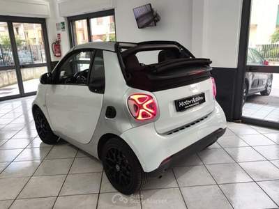 Smart ForTwo smart forTwo Cabrio 1.0 Passion 71cv twinamic NEOPATENTATI Bianco usata Scafati