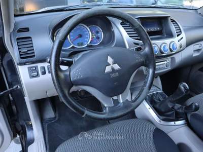Mitsubishi L200 L200 DoCab 2.5 Did 167CV solo per comercianti Nero usata Varna