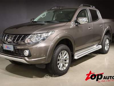 Mitsubishi L200 L200 DOCAB 2.4d 180CV 4WD AUT PELLE GANCIO Marrone usata Varna