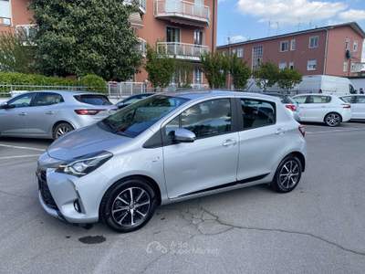 Toyota Yaris 5p 1.5h Active NEOPATENTATI Argento usata Treviglio