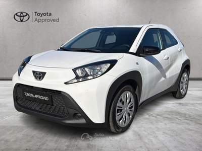 Toyota Aygo X 1.0B (72 CV) Active S-CVT Bianco usata Varese