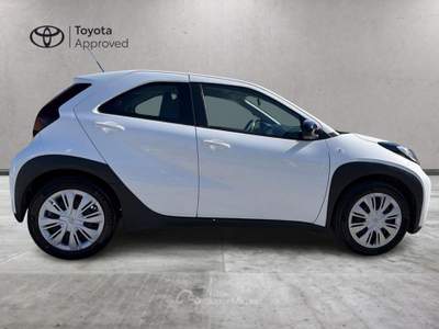 Toyota Aygo X 1.0B (72 CV) Active S-CVT Bianco usata Varese