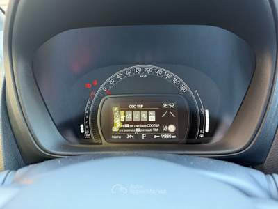 Toyota Aygo X 1.0B (72 CV) Active S-CVT Grigio usata Novara