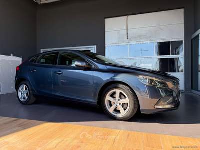 Volvo V40 V40 D2 Momentum N1 GANCIO TRAINO Blu/Azzurro usata San Michele salentino