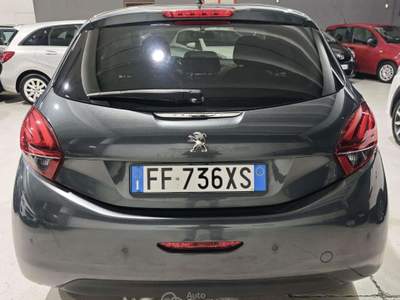 Peugeot 208 82cv usata Sedriano