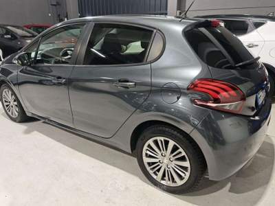 Peugeot 208 82cv usata Sedriano