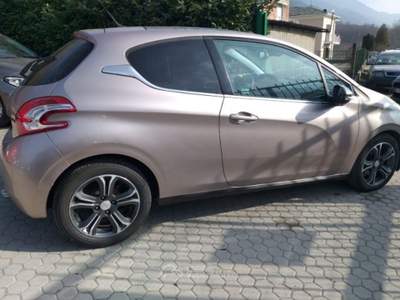 Peugeot 208 1.4 HDi 68CV 3p. Lilla usata Mantello