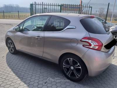 Peugeot 208 1.4 HDi 68CV 3p. Lilla usata Mantello