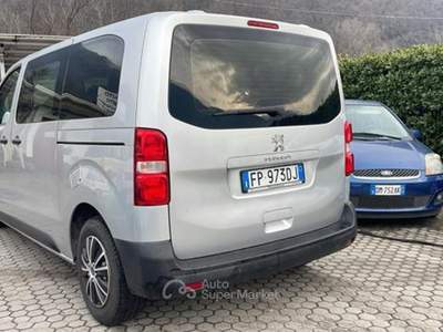 Peugeot Traveller 1.6 BlueHDi 115 Diesel 9 posti Argento usata Mantello