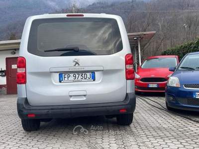 Peugeot Traveller 1.6 BlueHDi 115 Diesel 9 posti Argento usata Mantello