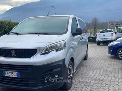 Peugeot Traveller 1.6 BlueHDi 115 Diesel 9 posti Argento usata Mantello