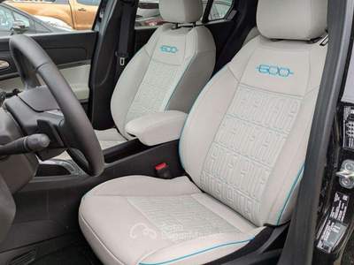 Fiat 600 HYBRID LA PRIMA DCT6 1.2cc 100cv SAFETYPACK Bianco usata Roma