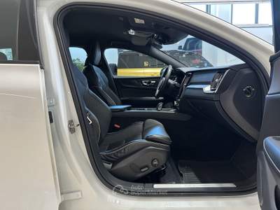 Volvo V60 B4 autom. PLUS Dark - AUTOCARRO !!! Bianco usata Forlì