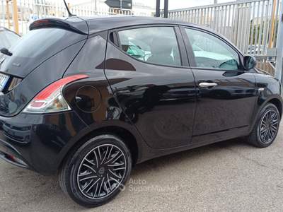 Lancia Ypsilon 5 porte S&S Hybrid Ecochic Gold Nero usata Massafra