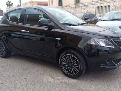 Lancia Ypsilon 5 porte S&S Hybrid Ecochic Gold Nero usata Massafra