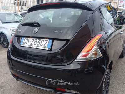 Lancia Ypsilon 5 porte S&S Hybrid Ecochic Gold Nero usata Massafra