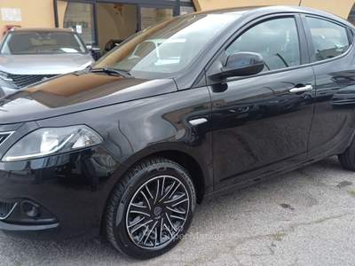 Lancia Ypsilon 5 porte S&S Hybrid Ecochic Gold Nero usata Massafra
