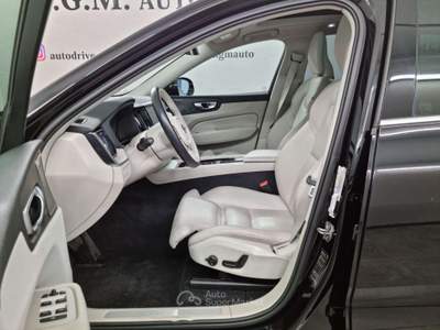 Volvo XC60 B5 (d) AWD Geartronic Momentum Pro Nero usata Erba